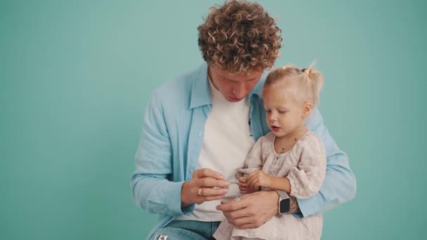 Pozitif Baba Kızı Mavi Stüdyodaki Çikolatalı Yumurtadan Oyuncak Topluyor — Stok video