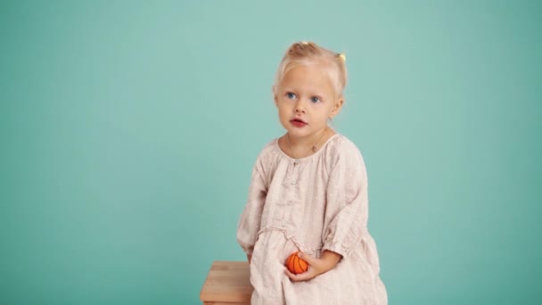 Mavi Stüdyoda Bir Şeyler Dinleyen Konsantre Küçük Kız — Stok video