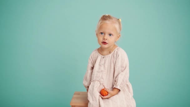 Menina Concentrada Ouvindo Algo Estúdio Azul — Vídeo de Stock