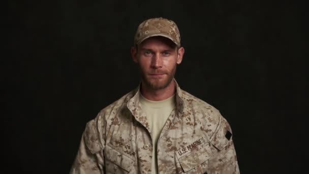 Asker Selam Veriyor Siyah Stüdyodaki Kameraya Bakıyor — Stok video