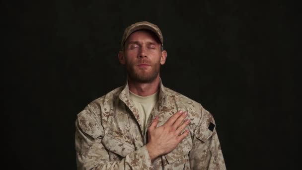 ハンサムな兵士は彼の心に手で誓いを立てる — ストック動画