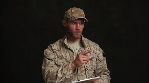 Homem Militar Sério Contando Escrevendo Tablet Estúdio Preto — Vídeo de Stock