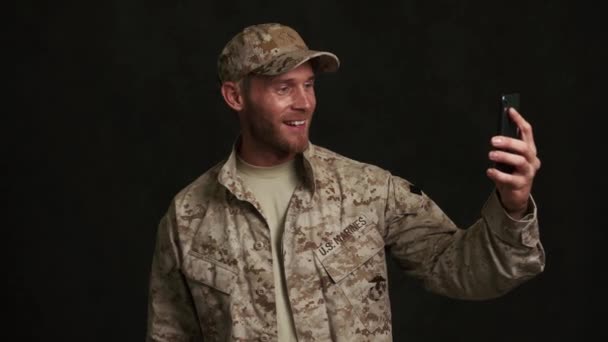 Militar Sonriente Hablando Por Videollamada Estudio Negro — Vídeos de Stock