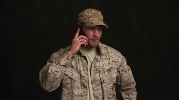 Poważny Wojskowy Rozmawiający Przez Telefon Czarnym Studiu — Wideo stockowe
