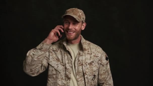 Sorrindo Bonito Militar Homem Falando Por Telefone Estúdio Preto — Vídeo de Stock