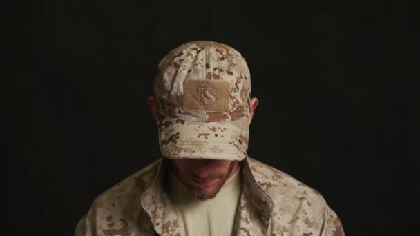 Серйозний Військовий Чоловік Дивиться Камеру Чорній Студії — стокове відео