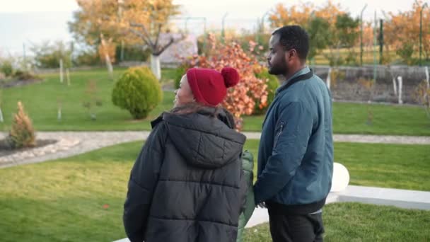 Bakåt Bild Afrikansk Familj Stående Terrassen Nära Huset — Stockvideo