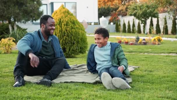 Lycklig Afrikansk Far Pratar Med Sin Son Sitter Terrassen — Stockvideo