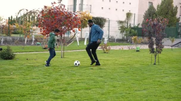 Африканский Отец Сыном Играют Футбол Террасе — стоковое видео