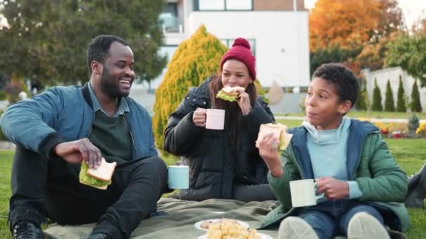 积极的非洲家庭在房子附近的阳台上野餐 — 图库视频影像