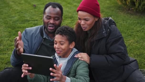 Pozitivní Africká Rodina Sleduje Něco Tabletu Terase — Stock video