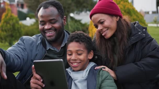 Θετική Αφρικανική Οικογένεια Κάνει Selfie Στο Tablet Στη Βεράντα — Αρχείο Βίντεο