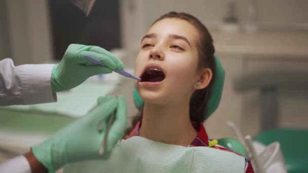 Ragazza Concentrata Seduta Nello Studio Del Dentista Controllare Cavità Orale — Video Stock