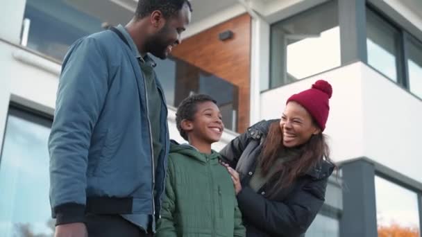 Famille Africaine Souriante Debout Près Maison — Video