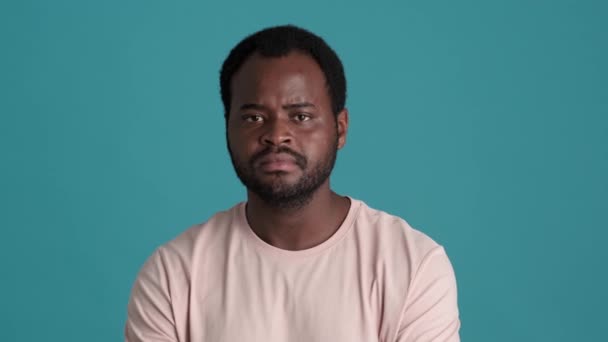 Niezadowolony Afrykanin Shircie Pokazuje Cichy Gest Niebieskim Studio — Wideo stockowe