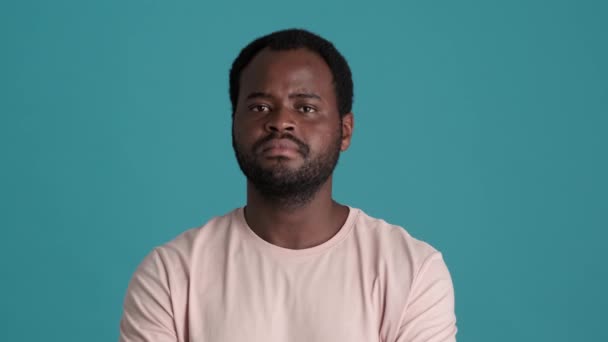 Tişört Giyen Afrikalı Adam Mavi Stüdyoda Kafasını Sallıyor — Stok video