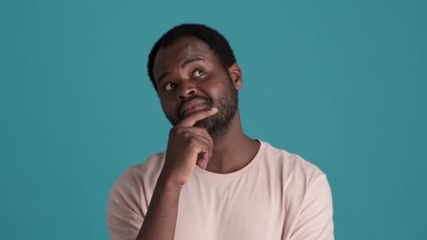 Hombre Africano Pensativo Positivo Usando Camiseta Dando Respuesta Positiva Estudio — Vídeo de stock
