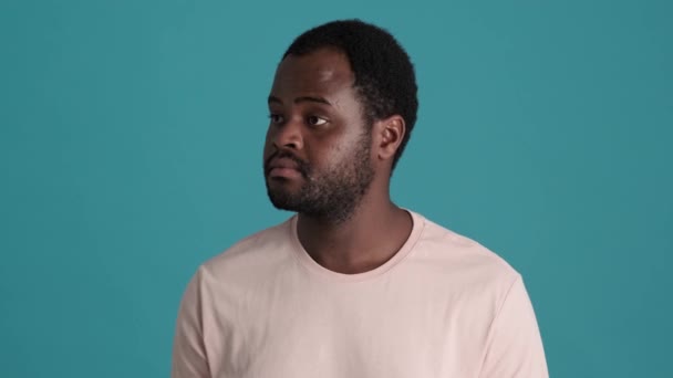 Afrikanischer Mann Shirt Zuckt Mit Den Schultern Und Schaut Blauen — Stockvideo