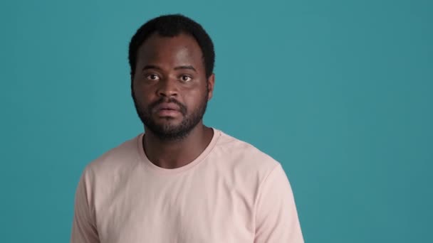 Afrikanischer Mann Shirt Verängstigt Und Wendet Sich Blauen Studio Von — Stockvideo