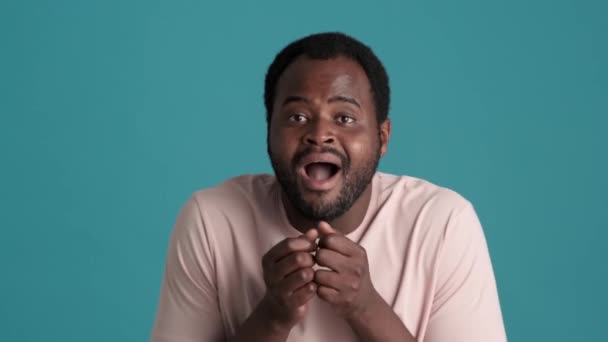 Słodkie Afryki Człowiek Noszenie Shirt Topnieje Aparat Niebieski Studio — Wideo stockowe