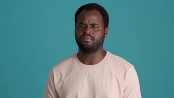 Uomo Africano Scontento Indossando Shirt Mostrando Gesto Disgusto Agitando Mani — Video Stock