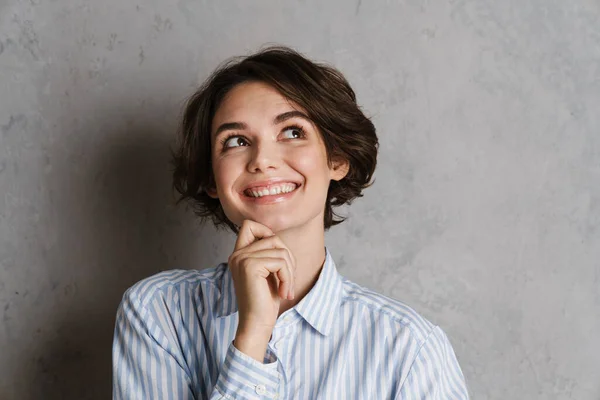 Mujer Morena Joven Con Camisa Sonriente Mirando Hacia Arriba Aislado —  Fotos de Stock