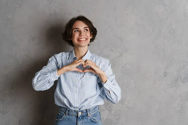 Joven Morena Sonriendo Mostrando Gesto Del Corazón Aislado Sobre Pared —  Fotos de Stock