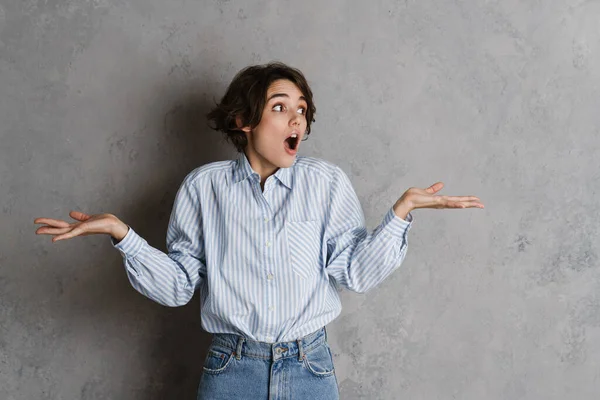 Jovem Morena Mulher Expressando Surpresa Enquanto Segurando Copyspace Isolado Sobre — Fotografia de Stock