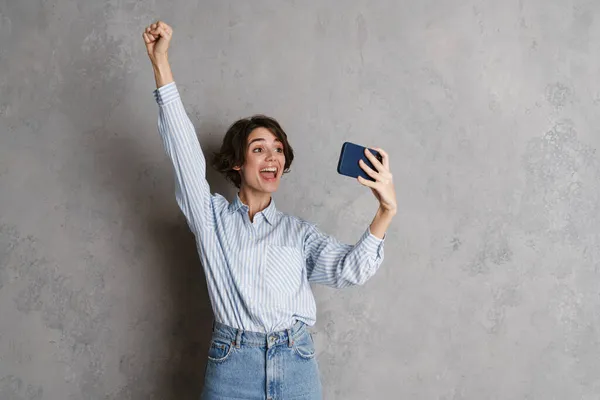 Mujer Joven Haciendo Gestos Mientras Juega Juego Línea Teléfono Celular —  Fotos de Stock