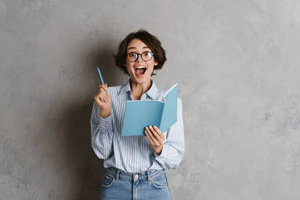 Junge Frau Mit Brille Schreibt Notizen Planer Isoliert Über Graue — Stockfoto