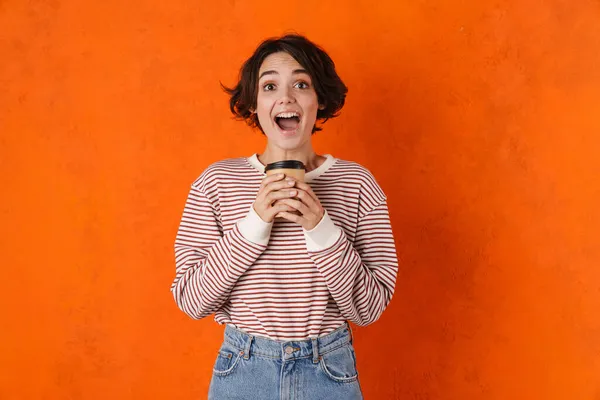 Joven Morena Gritando Mientras Bebe Café Aislado Sobre Pared Naranja —  Fotos de Stock