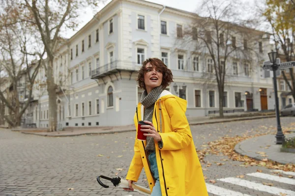 Jong Meisje Gele Regenjas Met Koffie Paraplu Handen Wandelen Stad — Stockfoto