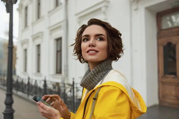 Chica Joven Impermeable Amarillo Con Smartphone Mano Caminando Por Ciudad —  Fotos de Stock