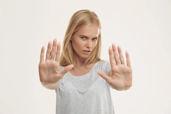 Jong Ontevreden Europees Meisje Met Stop Gebaar Mooie Blonde Vrouwelijke — Stockfoto