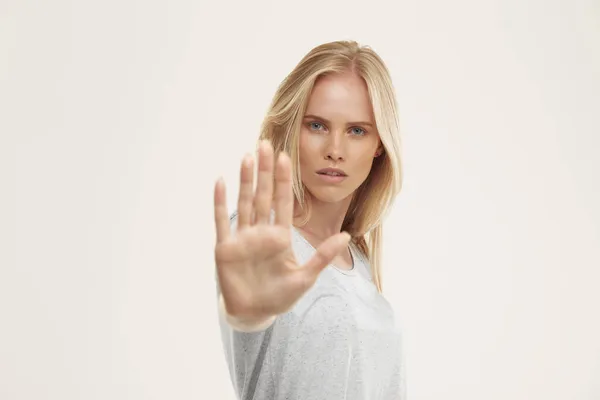 Jong Serieus Europees Meisje Met Stop Gebaar Mooie Blonde Vrouwelijke — Stockfoto