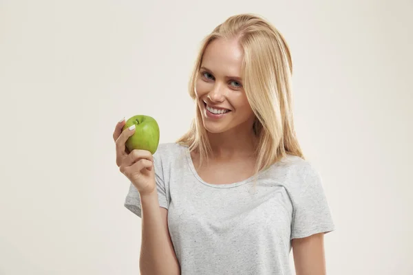 Jong Lachend Europees Meisje Met Groene Appel Mooie Blonde Vrouwelijke — Stockfoto