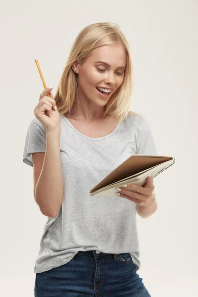 Jeune Fille Européenne Joyeuse Regarder Quelque Chose Dans Papier Cahier — Photo