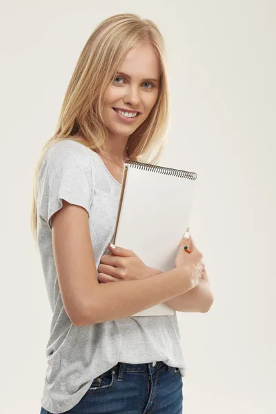 Joven Chica Europea Sonriente Sosteniendo Papel Cuaderno Mirando Cámara Hermosa —  Fotos de Stock