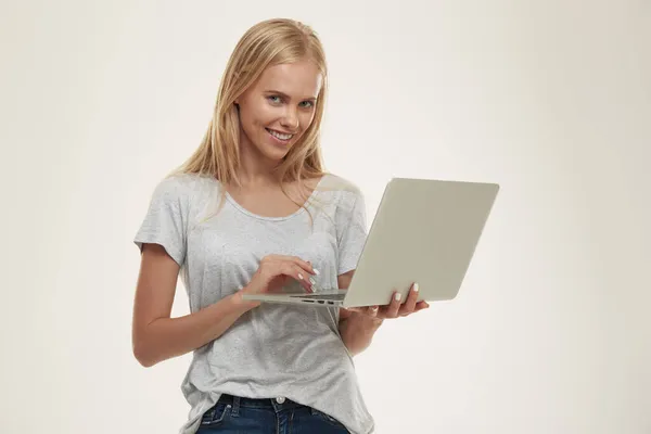 Joven Chica Europea Sonriente Utilizando Ordenador Portátil Mirando Cámara Hermosa — Foto de Stock