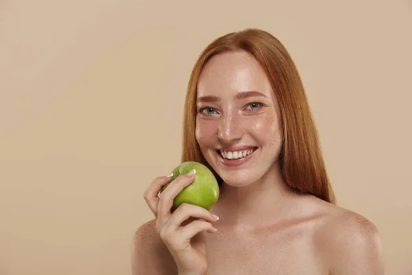 Rothaarige Kaukasische Mädchen Mit Nackten Schultern Die Apfel Halten Ausgeschnittene — Stockfoto