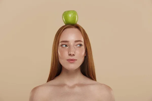 Rödhårig Kaukasisk Tjej Med Nakna Axlar Som Håller Äpple Huvudet — Stockfoto