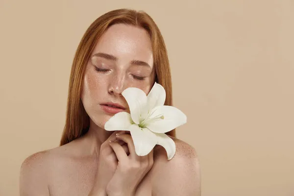 Kızıl Saçlı Beyaz Çıplak Omuzlu Kız Lily Nin Çiçeğini Tutuyor — Stok fotoğraf