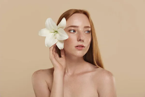Kızıl Saçlı Beyaz Çıplak Omuzlu Kız Lily Nin Çiçeğini Tutuyor — Stok fotoğraf