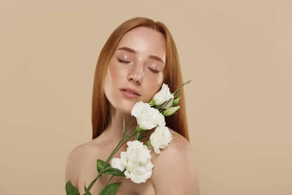 Biała Dziewczyna Nagimi Ramionami Trzyma Kwiat Eustomy Częściowy Widok Młodej — Zdjęcie stockowe