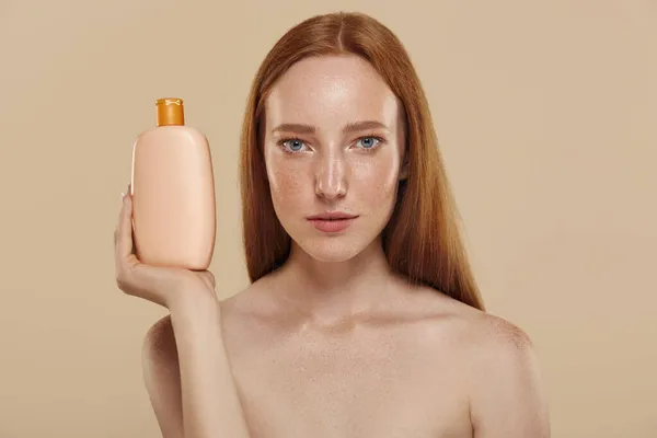 Menina Caucasiana Ruiva Com Ombros Nus Loção Shampoo Vista Parcial — Fotografia de Stock