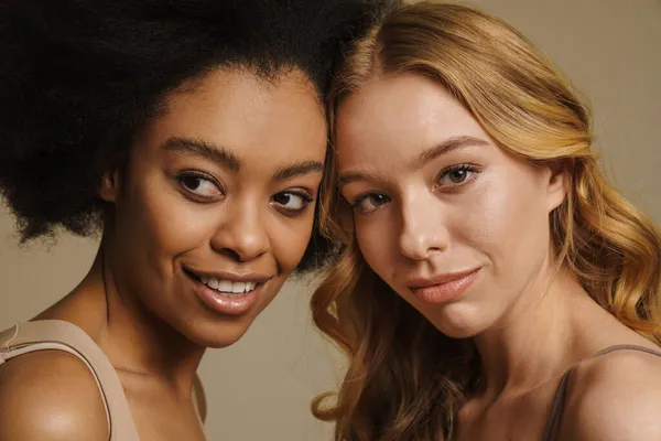 Twee Diverse Jonge Vrouwen Ondergoed Staan Beige Achtergrond Close — Stockfoto