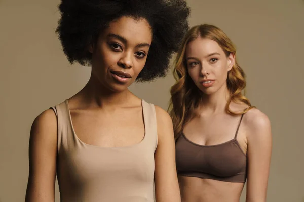 Dos Diversas Mujeres Jóvenes Ropa Interior Pie Sobre Fondo Beige — Foto de Stock