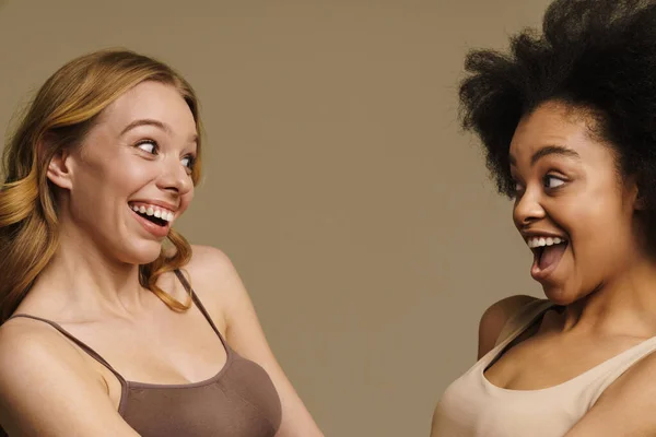 Zwei Unterschiedliche Junge Frauen Unterwäsche Stehen Vor Beigem Hintergrund Nahaufnahme — Stockfoto