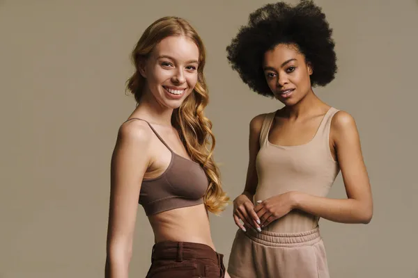 Dos Diversas Mujeres Jóvenes Ropa Interior Pie Sobre Fondo Beige — Foto de Stock