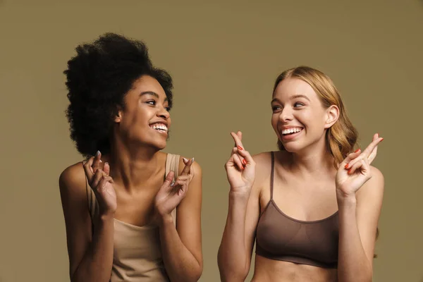 Duas Mulheres Jovens Sorrindo Diversas Roupa Interior Sobre Fundo Bege — Fotografia de Stock